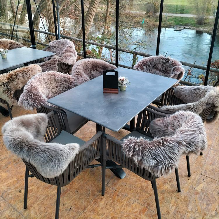 Gastronomie Terrassenstuhl Ramila-48 Taupe als moderner, wetterfester Outdoorstuhl mit Geflecht und Kissen auf Metallgestell im Gasthof zum Anker | Bad Staffelstein