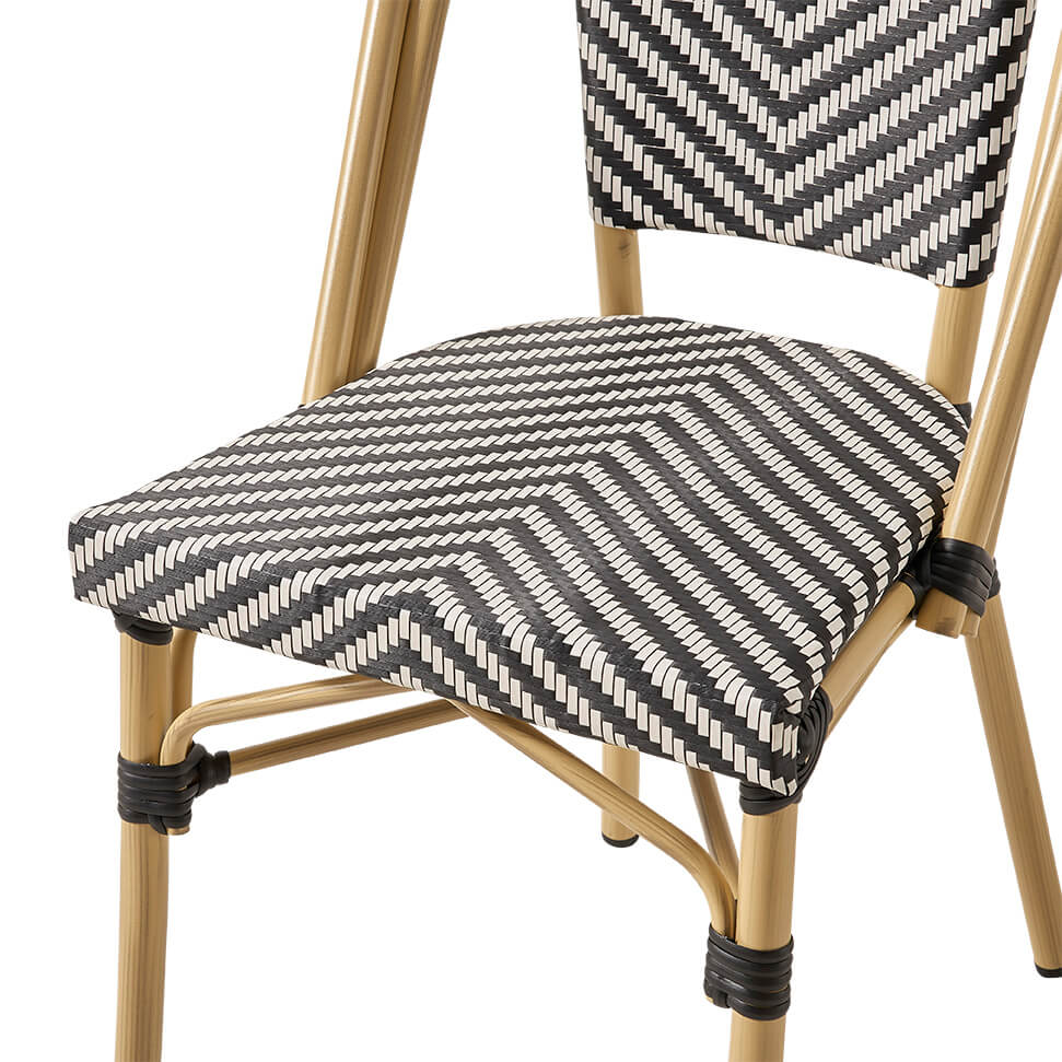 terassenstuehle_stapelbar_zypern_black_white_detail_2 Zypern Black White Outdoorstuhl mit Rückenlehne mit schwarz-weißem Flechtmuster in Rattan-Optik - Detailansicht Sitzfläche