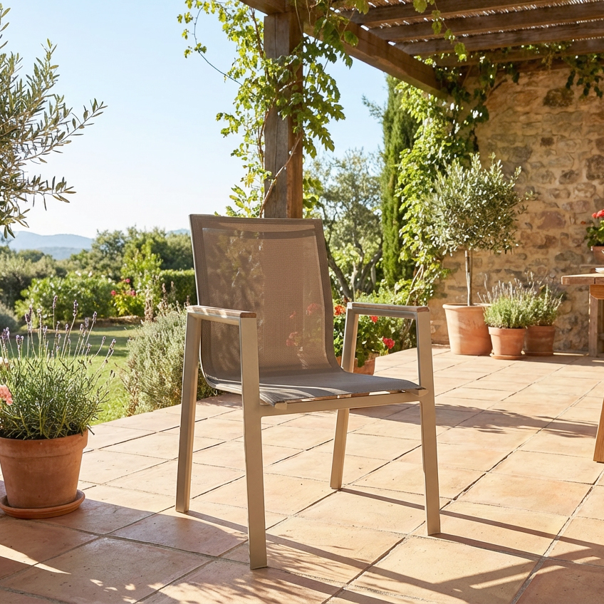 terrassenstuehle_gastronomie_stramo_taupe_milieubild_einzeln Stramo taupe Outdoorstuhl mit Geflecht – Milieubild Einzeln