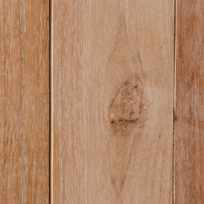 Nahaufnahme der natürlichen Holzmaserung beim Outdoor-Tisch Zubella 80 für Gastronomie