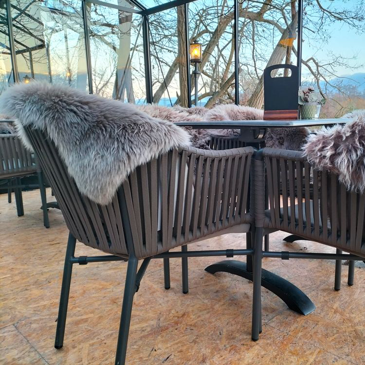 Gastronomie Terrassenstuhl Ramila-48 Taupe als moderner, wetterfester Outdoorstuhl mit Geflecht und Kissen auf Metallgestell im Gasthof zum Anker | Bad Staffelstein