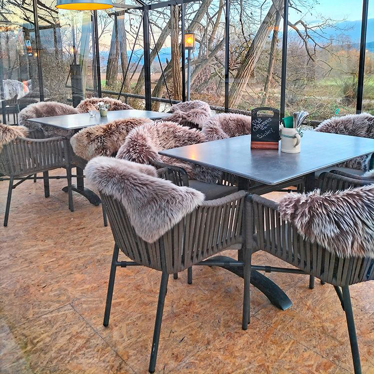 Gastronomie Terrassenstuhl Ramila-48 Taupe als moderner, wetterfester Outdoorstuhl mit Geflecht und Kissen auf Metallgestell im Gasthof zum Anker | Bad Staffelstein