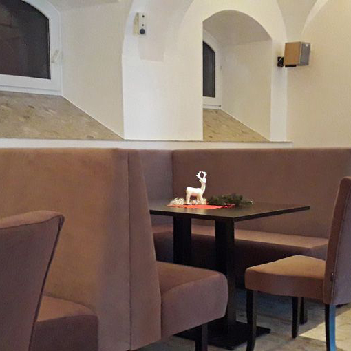 Bergzog_116FE5A_1000pxXLYuplSrKNMAs Tischgestell aus Metall für die Gastronomie - Marino-TGF-407 mit zwei Metallsäulen im Restaurant