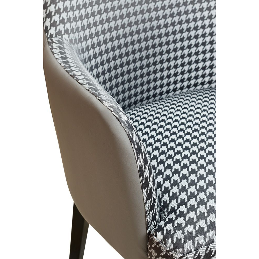 Beizton: Schwarz/Bezug: Kaiman-494 (außen), Cassio-14 (innen)