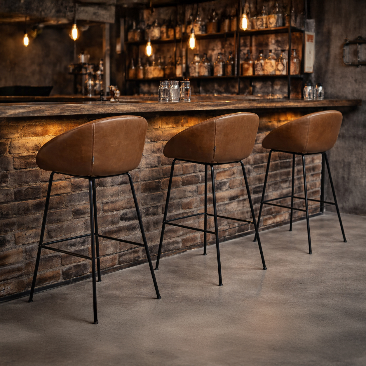 Estara-Bar Brown Indoorstuhl mit Armlehnen und Vollpolsterung – Milieubild in Bar