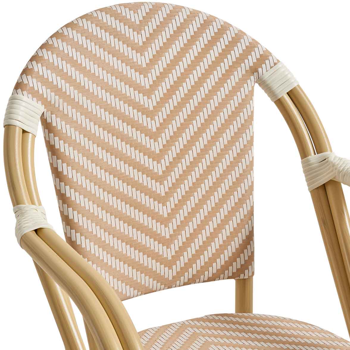 Zypern Arm Cream White Outdoorstuhl mit Armlehnen und Flechtmuster in Rattan-Optik – Detailansicht Rückenlehne