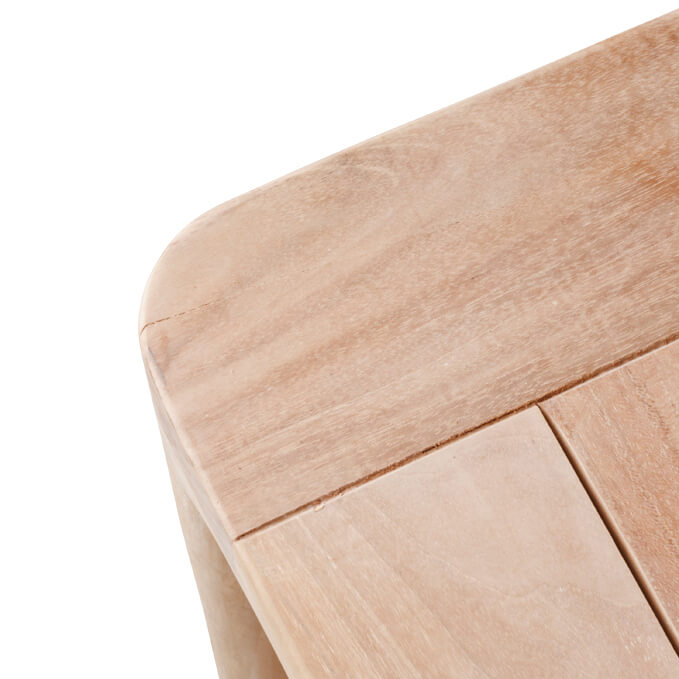 Nahaufnahme der Plattenstruktur und sanft gerundeten Kante des Tischs Zubella 140