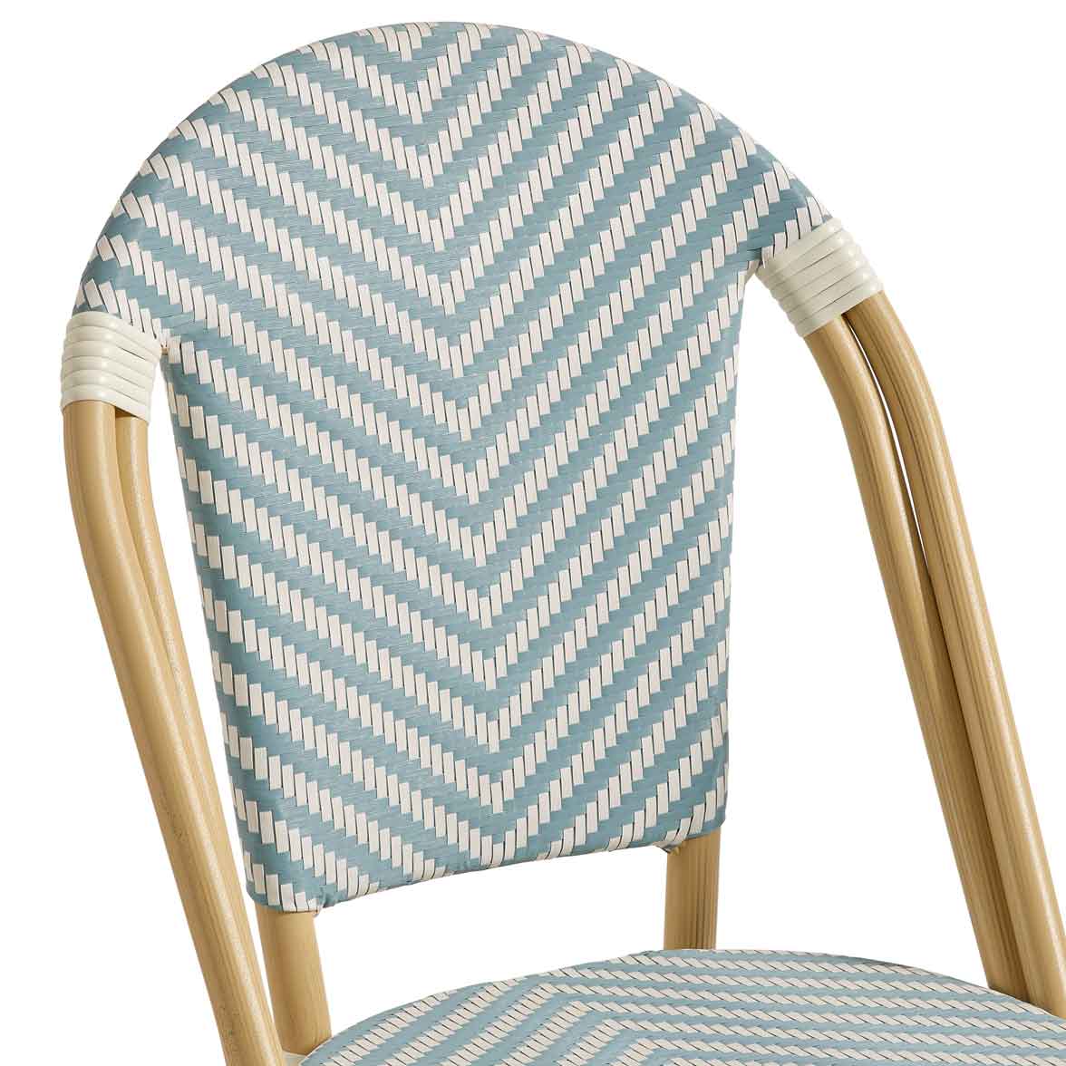 terrassenbestuhlung_stapelbar_zypern_blue_white_detail_1 Zypern Blue White Outdoorstuhl mit Rückenlehne im hellblau-weißen Flechtmuster – Detailansicht Rückenlehne