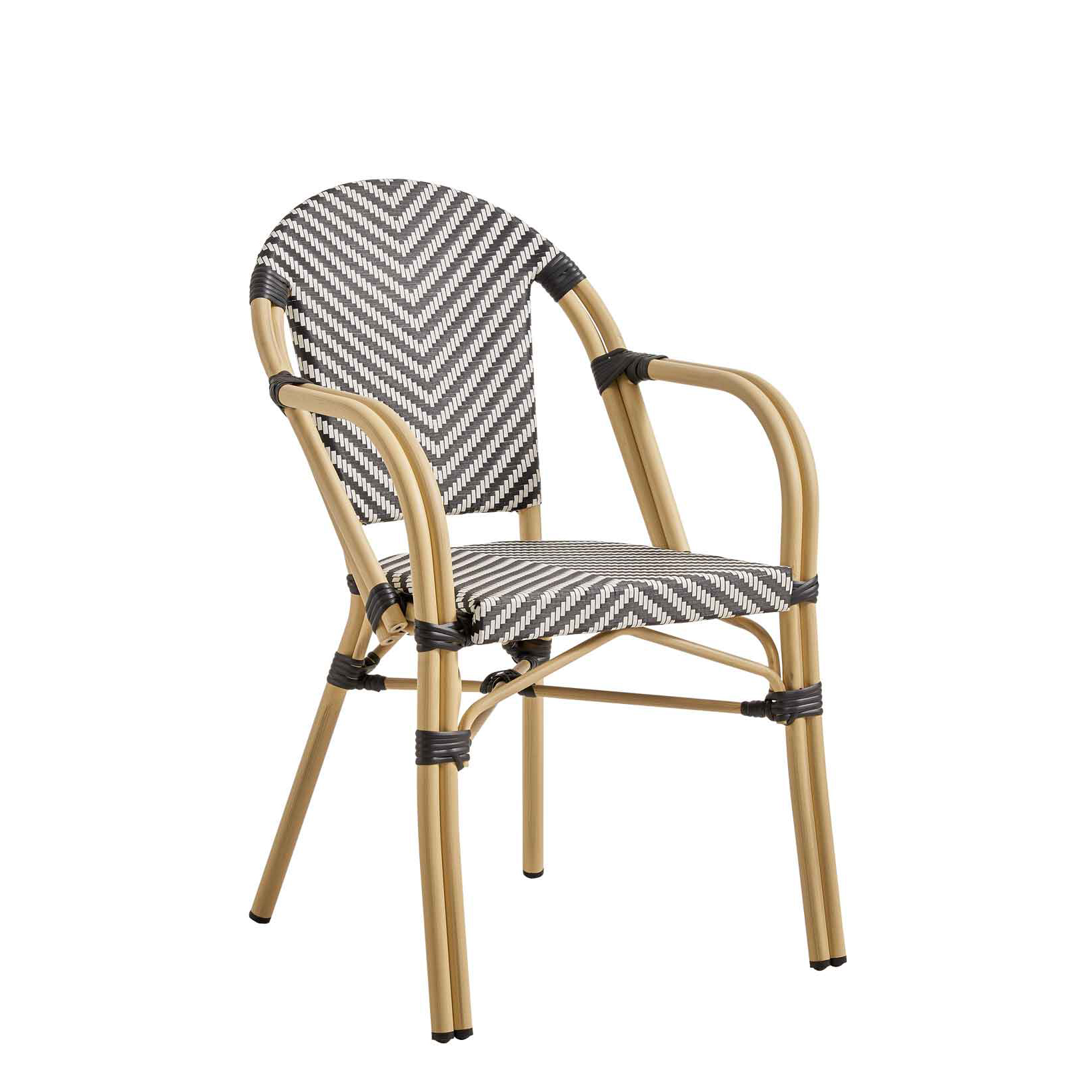Zypern Arm Black White Outdoorstuhl mit Armlehnen und Sitzfläche im Fischgrät-Flechtmuster – schräge Vorderansicht