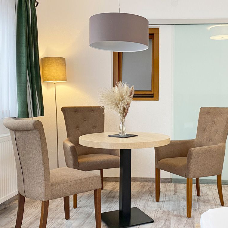 Woeberlerhof_Zimmer-5-Foto_1000px1hvc5ZcAJsAt0 Tischgestell für die Gastronomie Marino-TGF-404 aus Stahl für den Innenbereich im Hotelzimmer