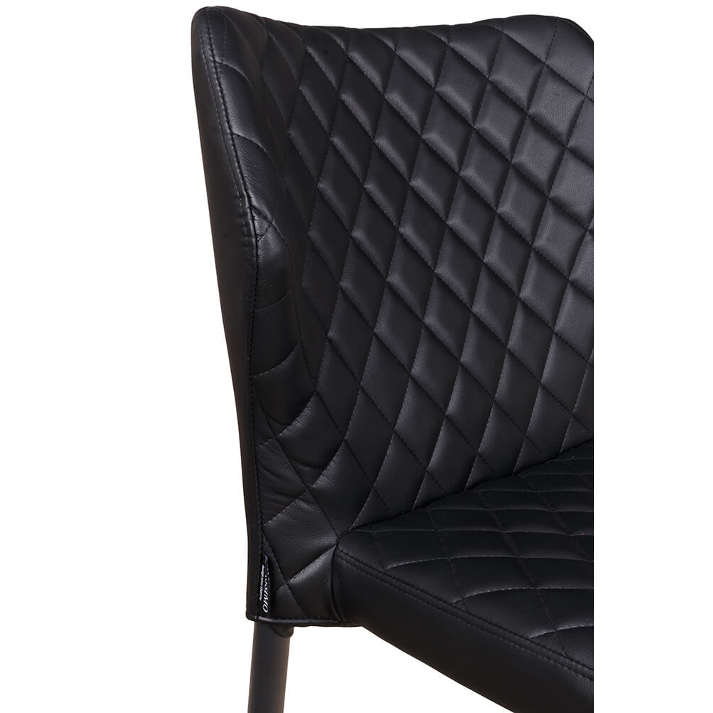 Gepolsterter Gastronomiestuhl Loras-ST Black mit Rautensteppung und schwarzem Aluminiumgestell