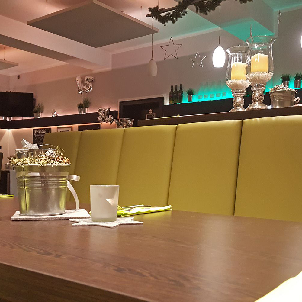 Gastrositzbank mit Sockel in der MietBar Eventlocation Rheda-Wiedenbrück