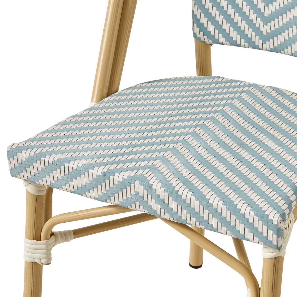 Zypern Blue White Outdoorstuhl mit Rückenlehne im hellblau-weißen Flechtmuster – Detailansicht Sitzfläche