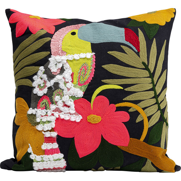 Kissen Tropical 45x45 cm mit farbigem Tukan-Motiv, floralen Stickereien und strukturierter Oberfläche auf schwarzem Stoff
