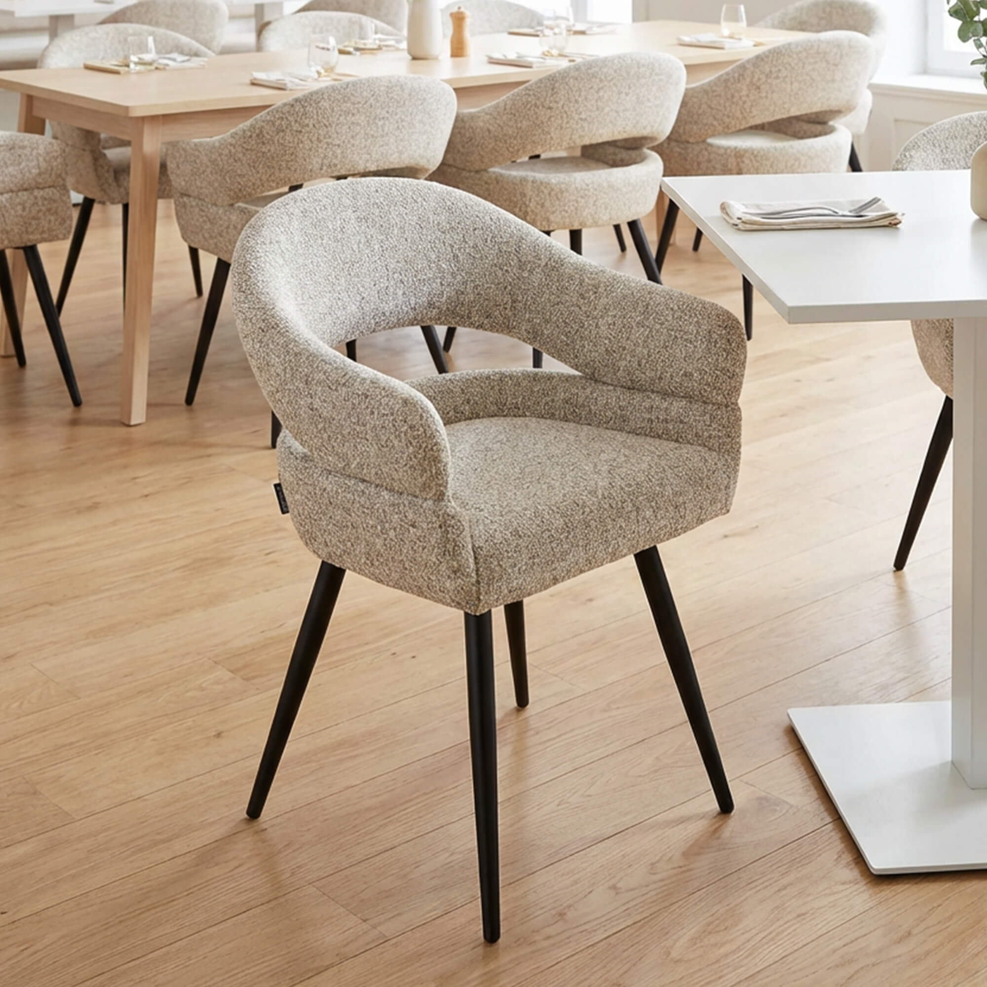 Gastronomiestuhl Livorno im modernen Restaurant Gastronomiestuhl Livorno – gepolsterter Gastronomiestuhl in hellem Restaurant mit modernen Holztischen