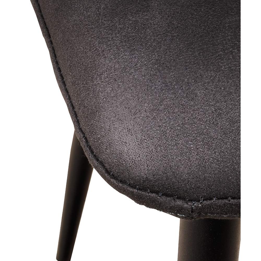 Polsterstuhl Derri Yuma-16 – ein Stuhl mit quadratischer Steppung und schwarzem Metallgestell für Gastronomie Detailansicht Bezuug