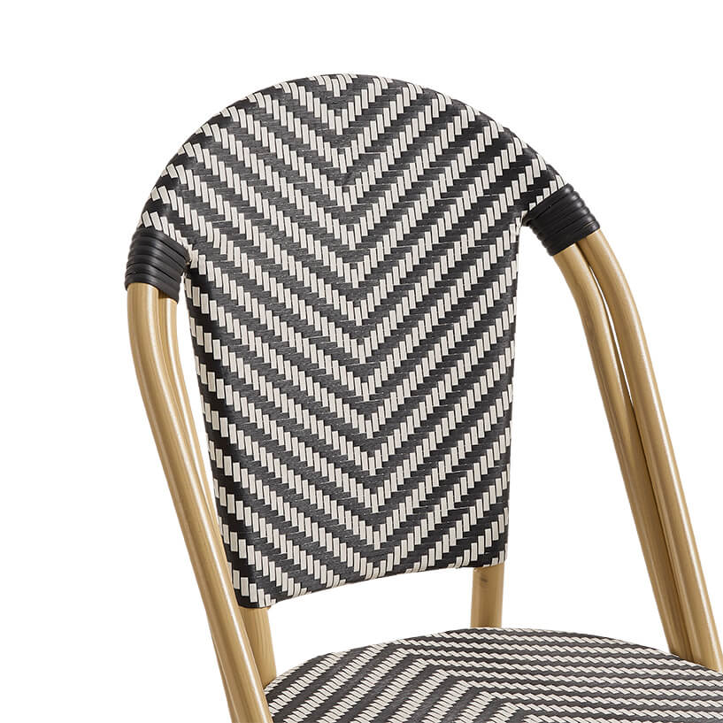 terassenstuehle_stapelbar_zypern_black_white_detail_1 Zypern Black White Outdoorstuhl mit Rückenlehne mit schwarz-weißem Flechtmuster in Rattan-Optik - Detailansicht Rückenlehne