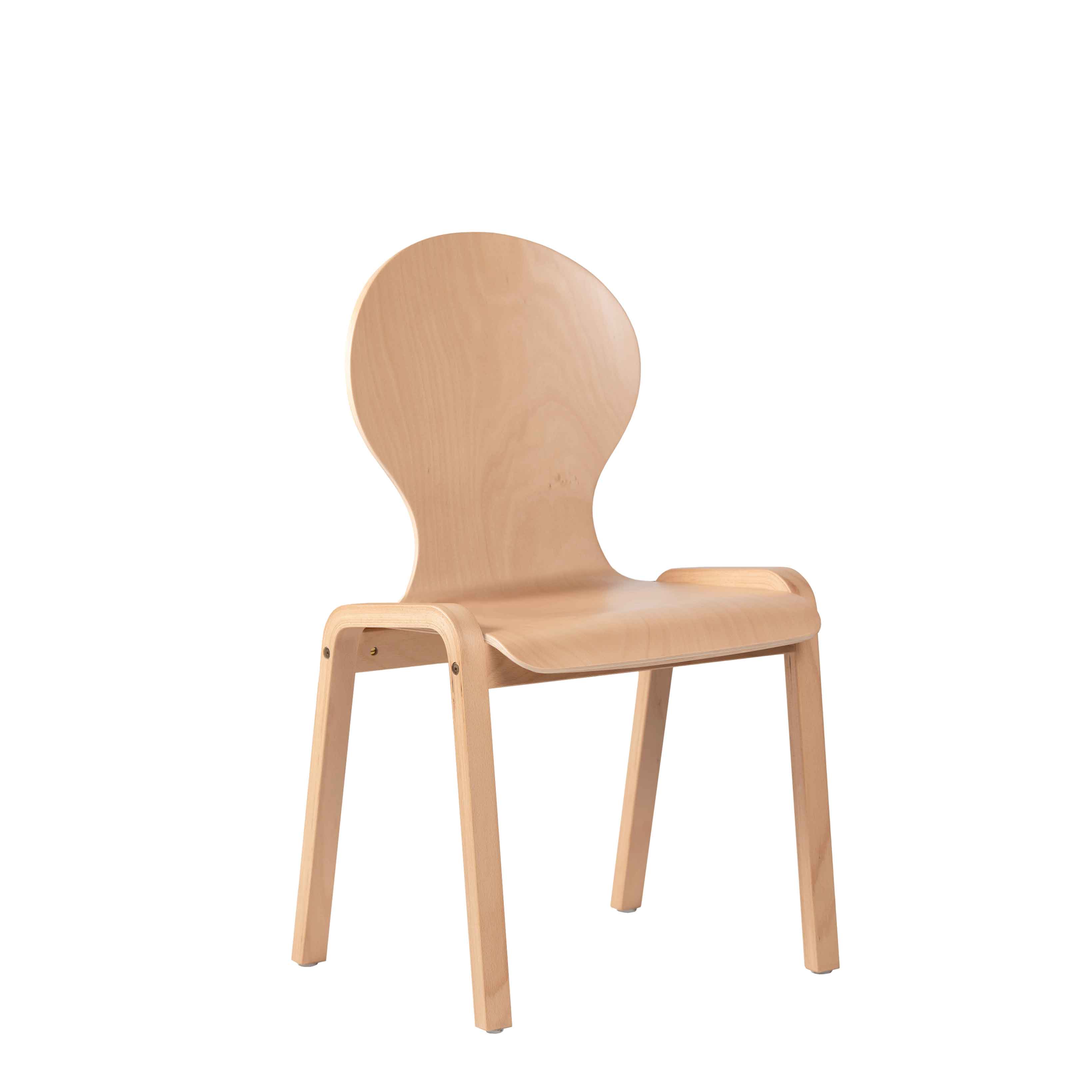 Konferenzstuhl Eruno 100 W mit runder Rückenlehne und Holzsitzfläche aus Buchenholz – schräge Vorderansicht