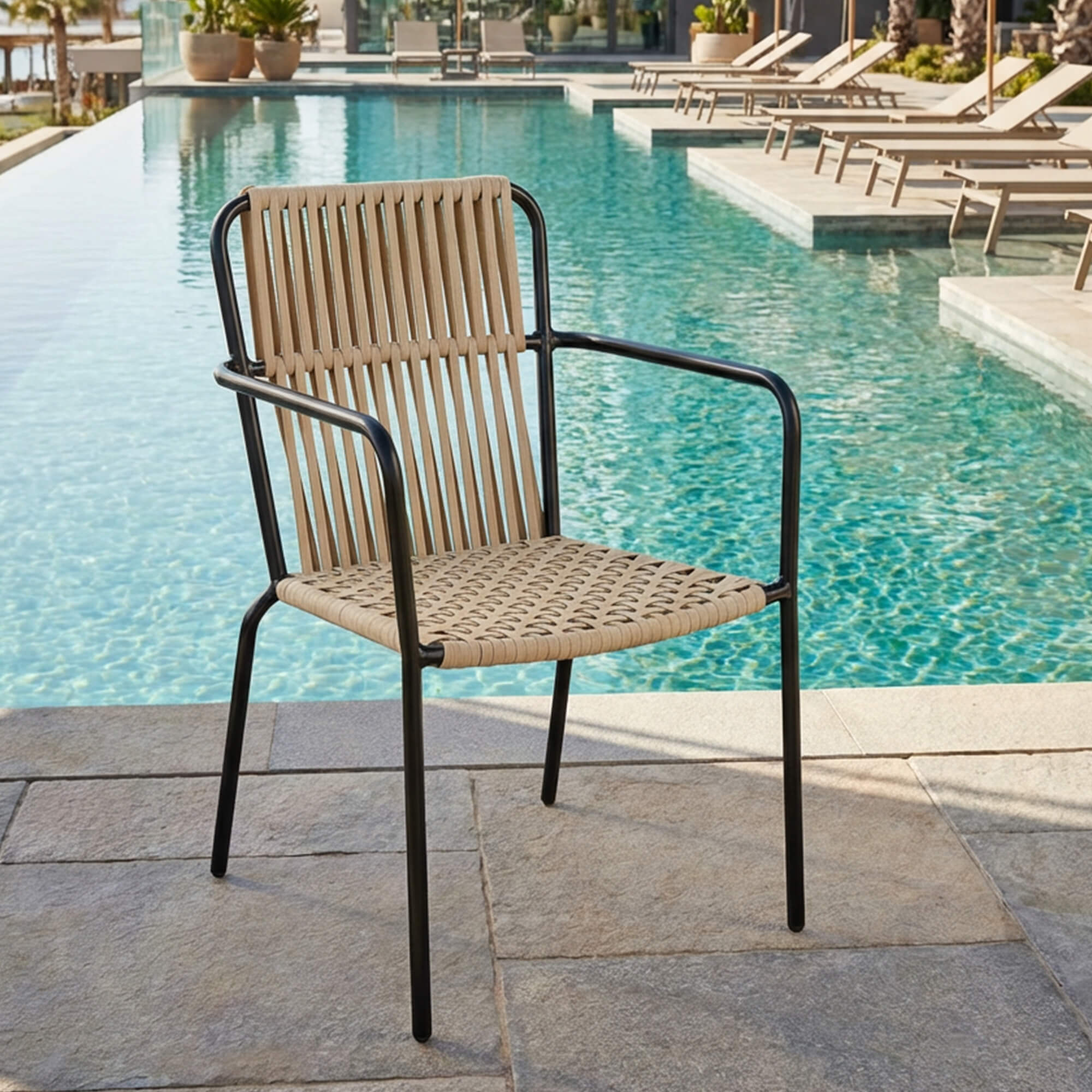 Outdoorstuhl Jackson am Pool Outdoorstuhl Jackson – stapelbarer Outdoorstuhl mit hoher Rückenlehne am Pool auf Hotelterrasse