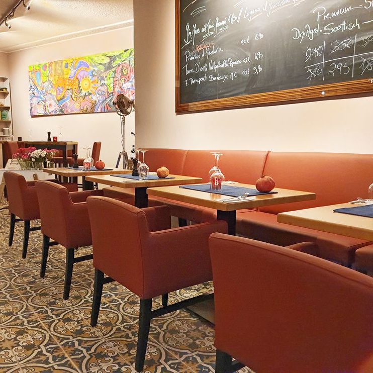 Beizton: Wenge/Bezug: Echtleder Cherry/Foto: Grill-Restaurant Bar 1